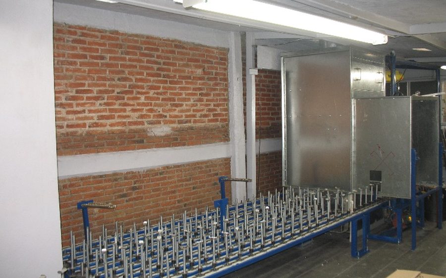 Sistema Chain-on-Edge para pintura industrial